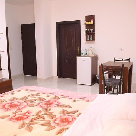 Faraseen Apartments Al Qastal Exterior foto