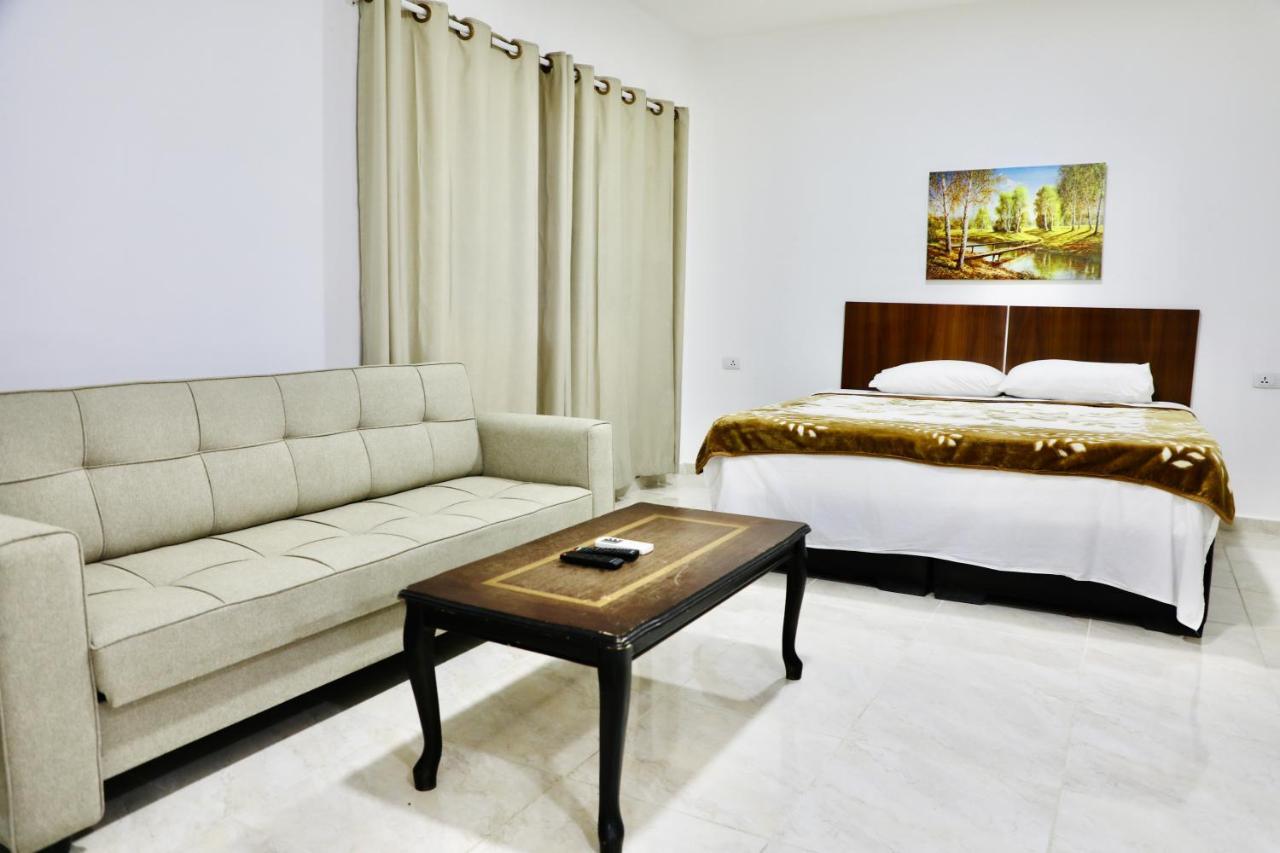 Faraseen Apartments Al Qastal Exterior foto